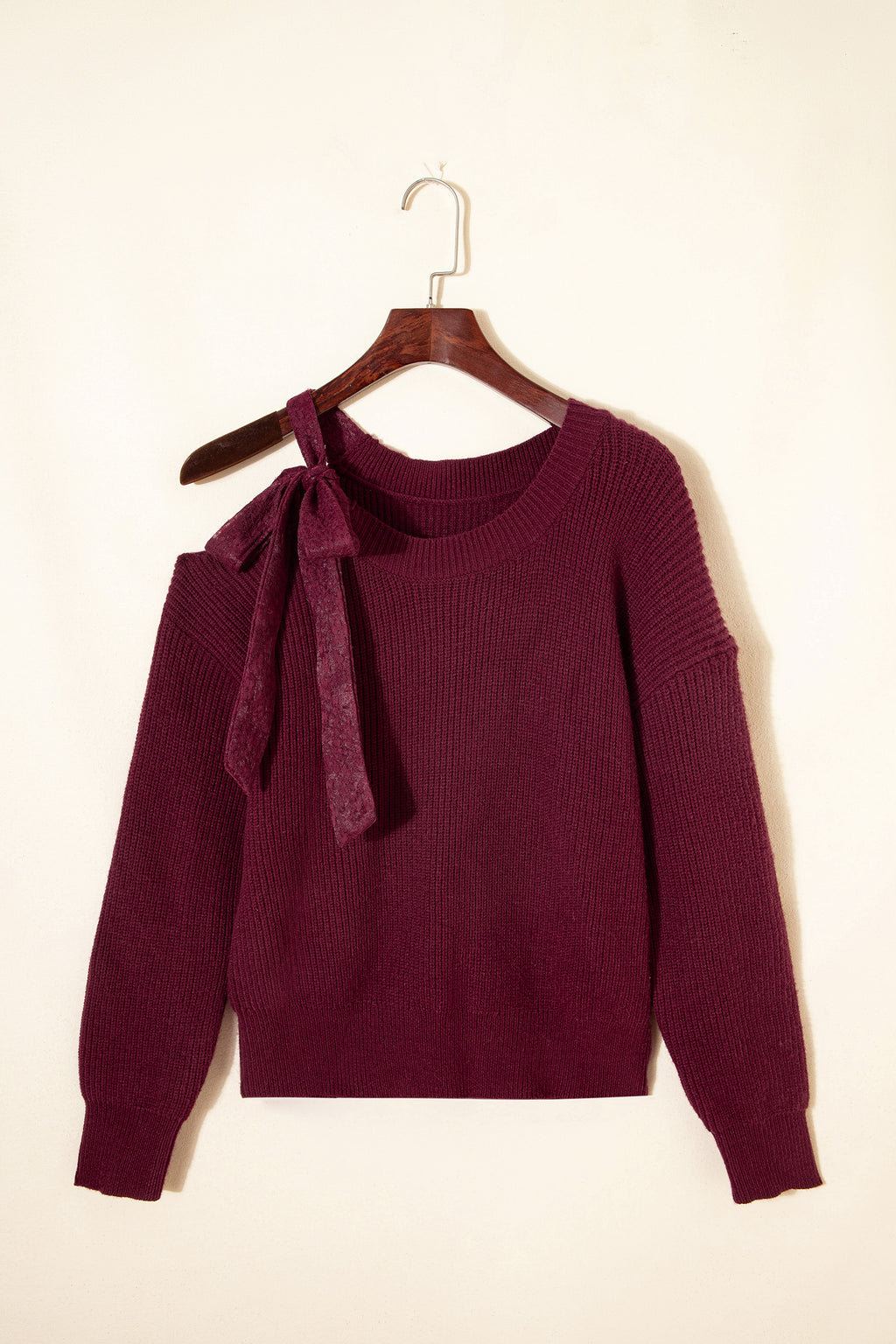 Pull en maille à col asymétrique et nœud papillon en dentelle — bordeaux