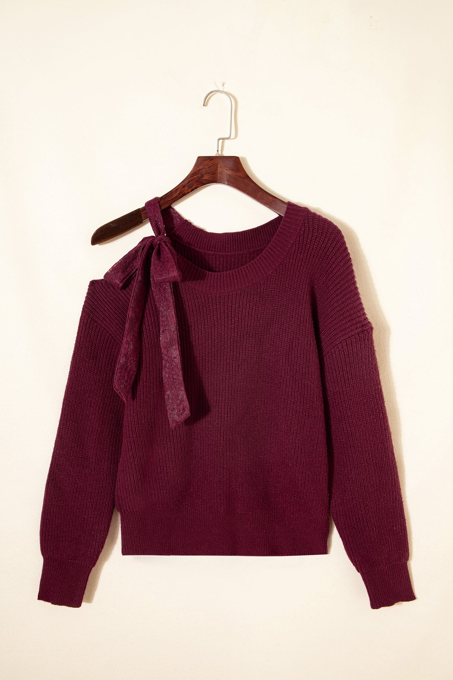 Pull en maille à col asymétrique et nœud papillon en dentelle — bordeaux