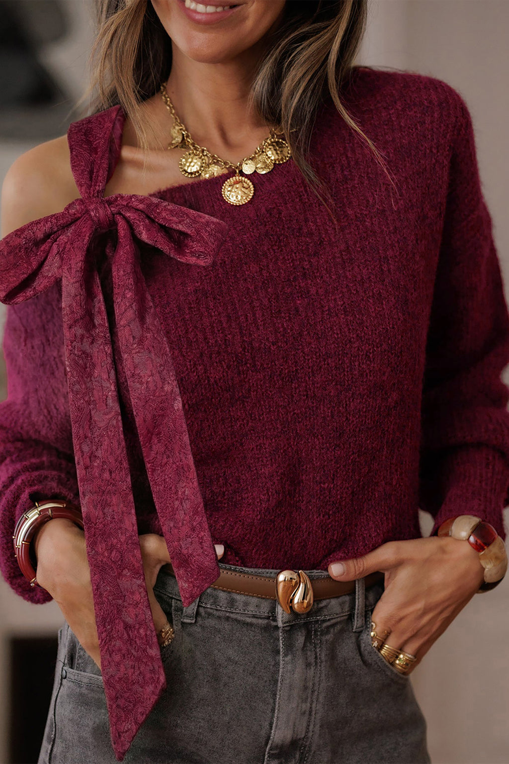 Pull en maille à col asymétrique et nœud papillon en dentelle — bordeaux