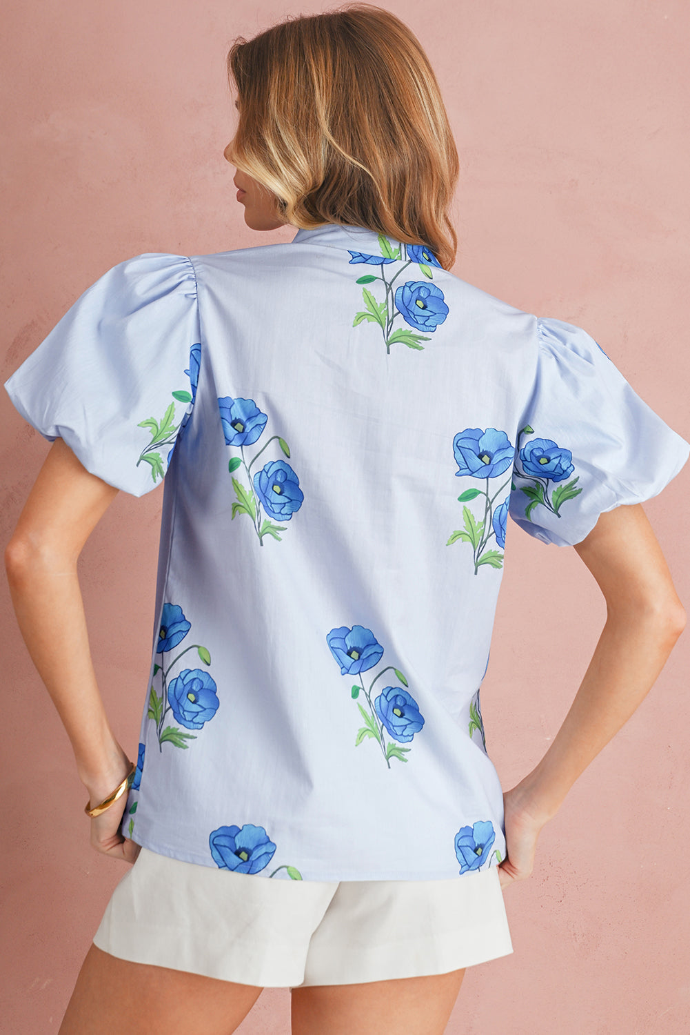 Chemisier bleu ciel à imprimé floral, col noué et manches courtes