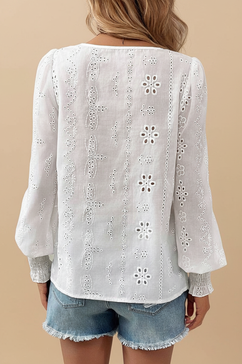 Chemisier blanc - fond beige photo 2