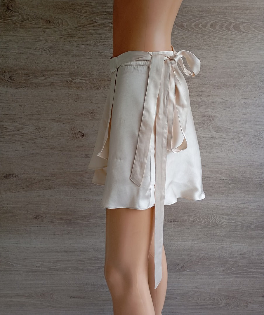 Jupe mini satinée - Bershka - S - Crème - Neuf avec étiquette - 100% viscose - lien à nouer