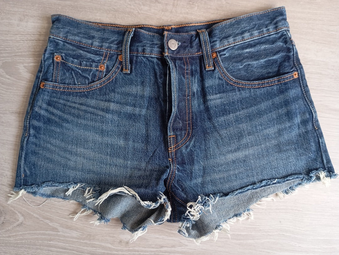 Super short en jean Levi's 501 taille S - Bleu en super état - W26