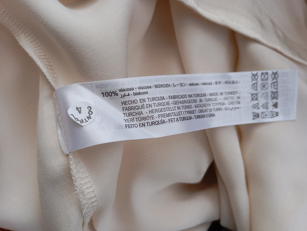 Jupe mini satinée - Bershka - S - Crème - Neuf avec étiquette - 100% viscose - lien à nouer