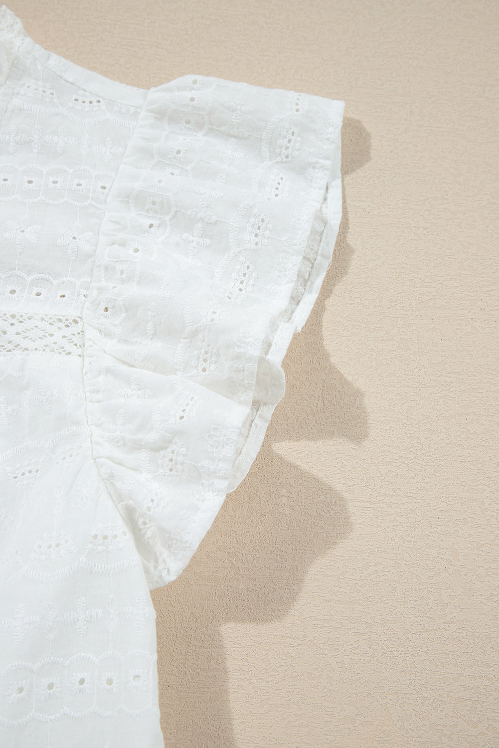 Chemisier Blanc à Col en Dentelle et Manches Papillon — Œillets