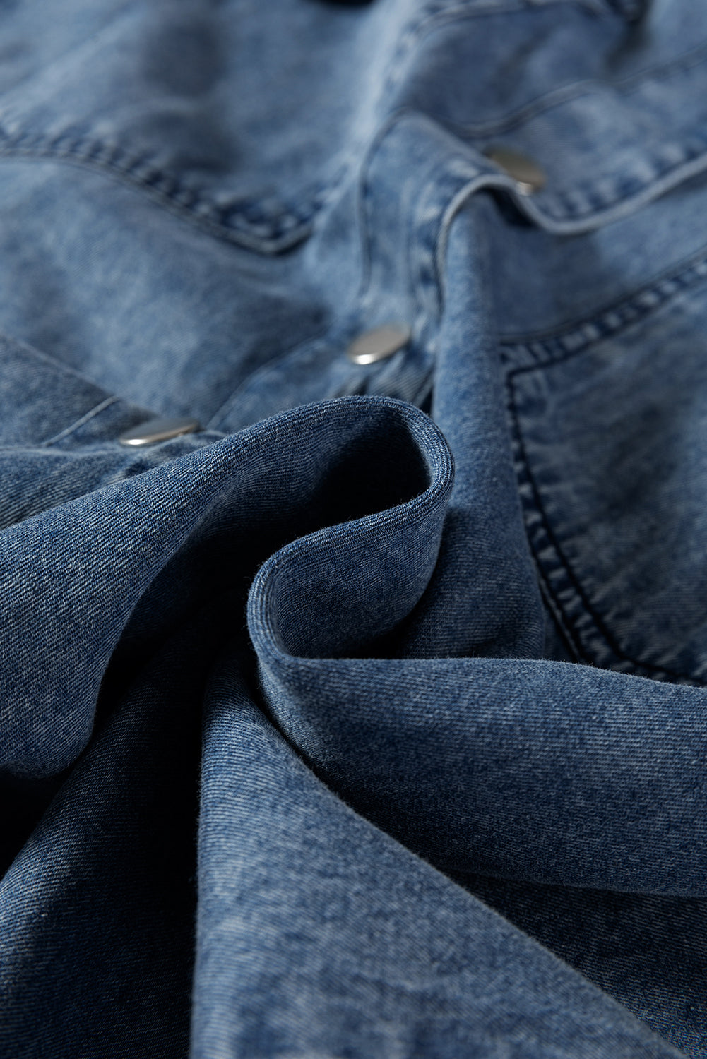 Robe Chemise Ample en Jean — Ourlet Brut et Poches Poitrine