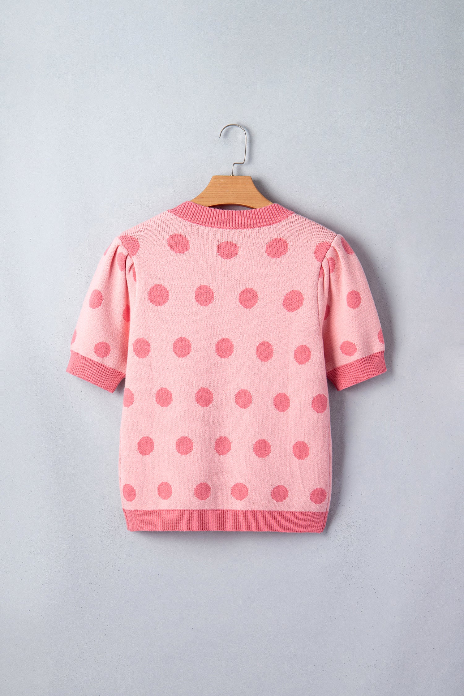 Pull Bleu Ciel à Pois Blancs – Col en V, Manches Courtes Bouffantes