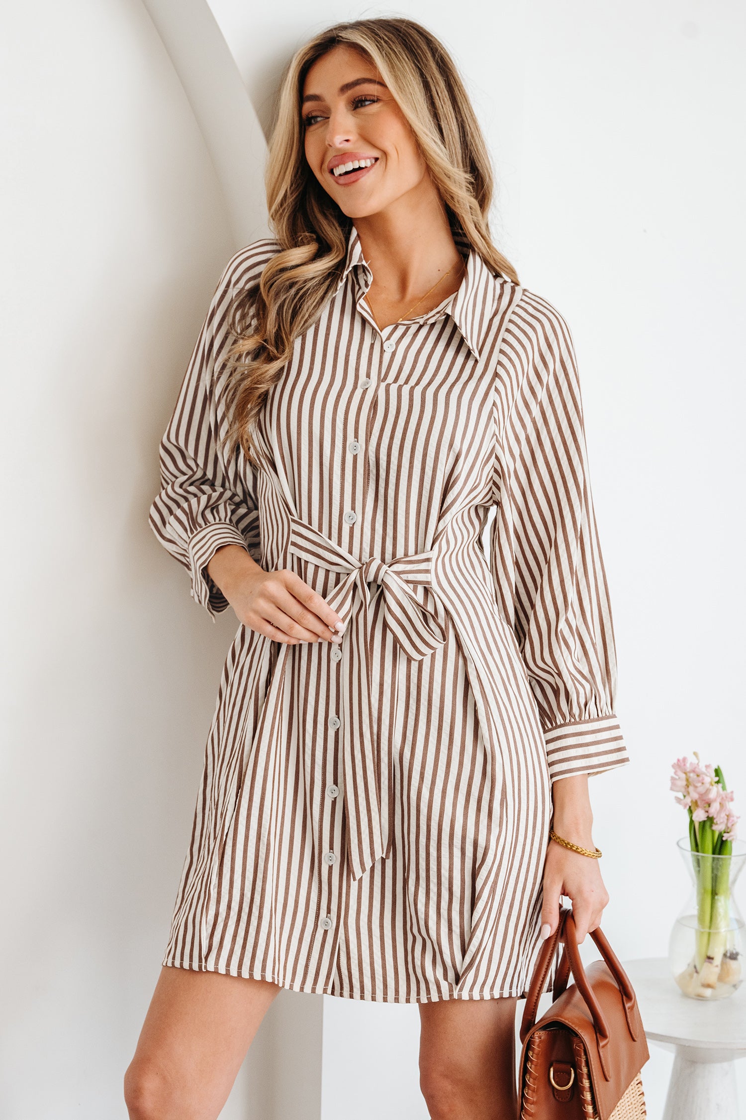 Robe chemise courte à rayures brunes — Taille nouée & manches bouffantes