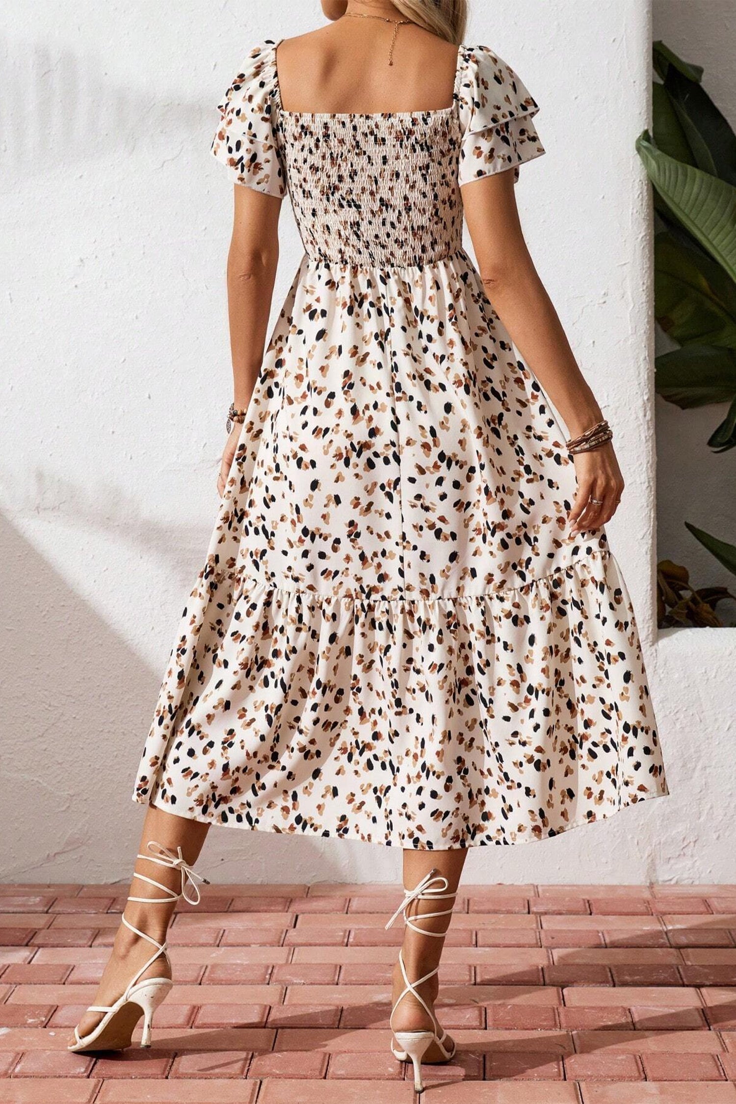 Robe Florale Beige – Col Carré Smocké & Manches Courtes à Volants