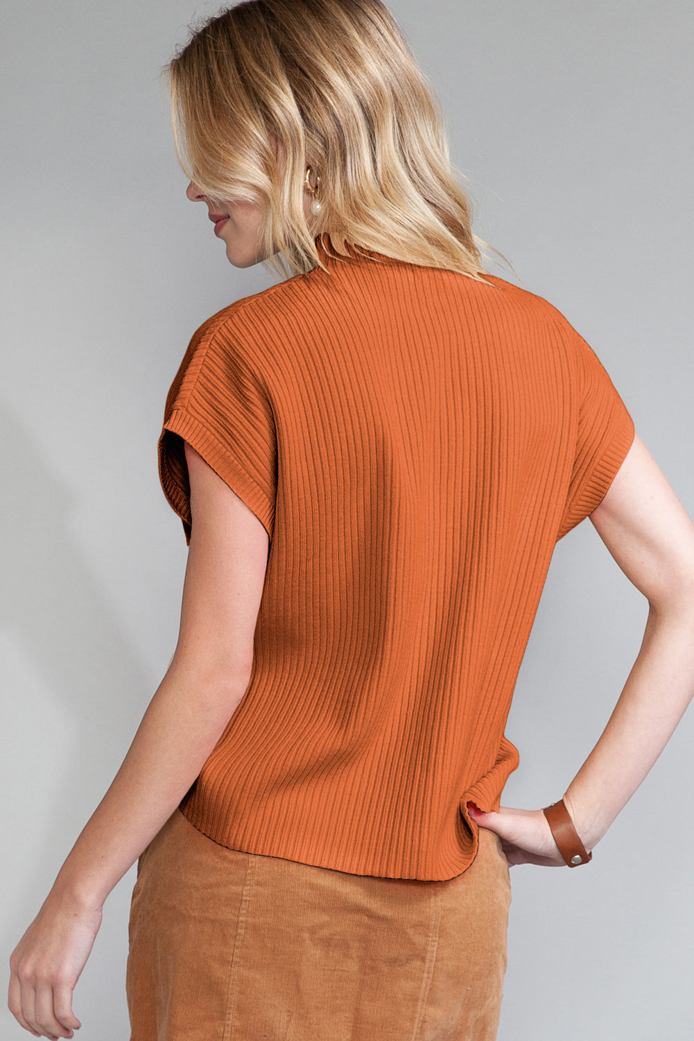 Pull Gris Maille Côtelée – Col Montant, Manches Courtes & Poche Plaquée