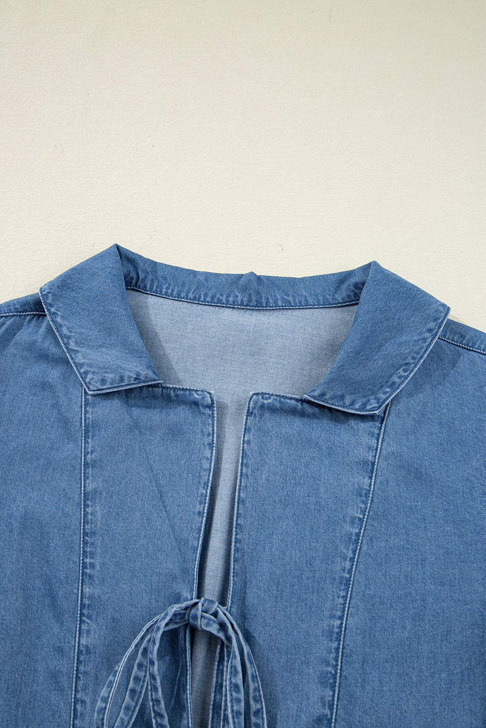 Haut Péplum Denim Bleu Crépuscule — Col en V à Nouer et Manches Ballon