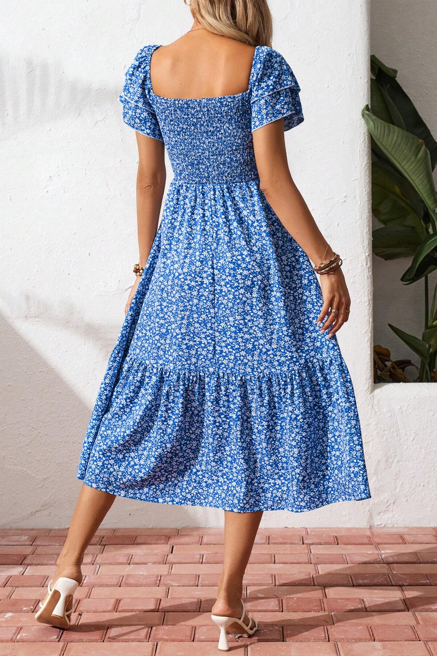 Robe Florale Beige – Col Carré Smocké & Manches Courtes à Volants