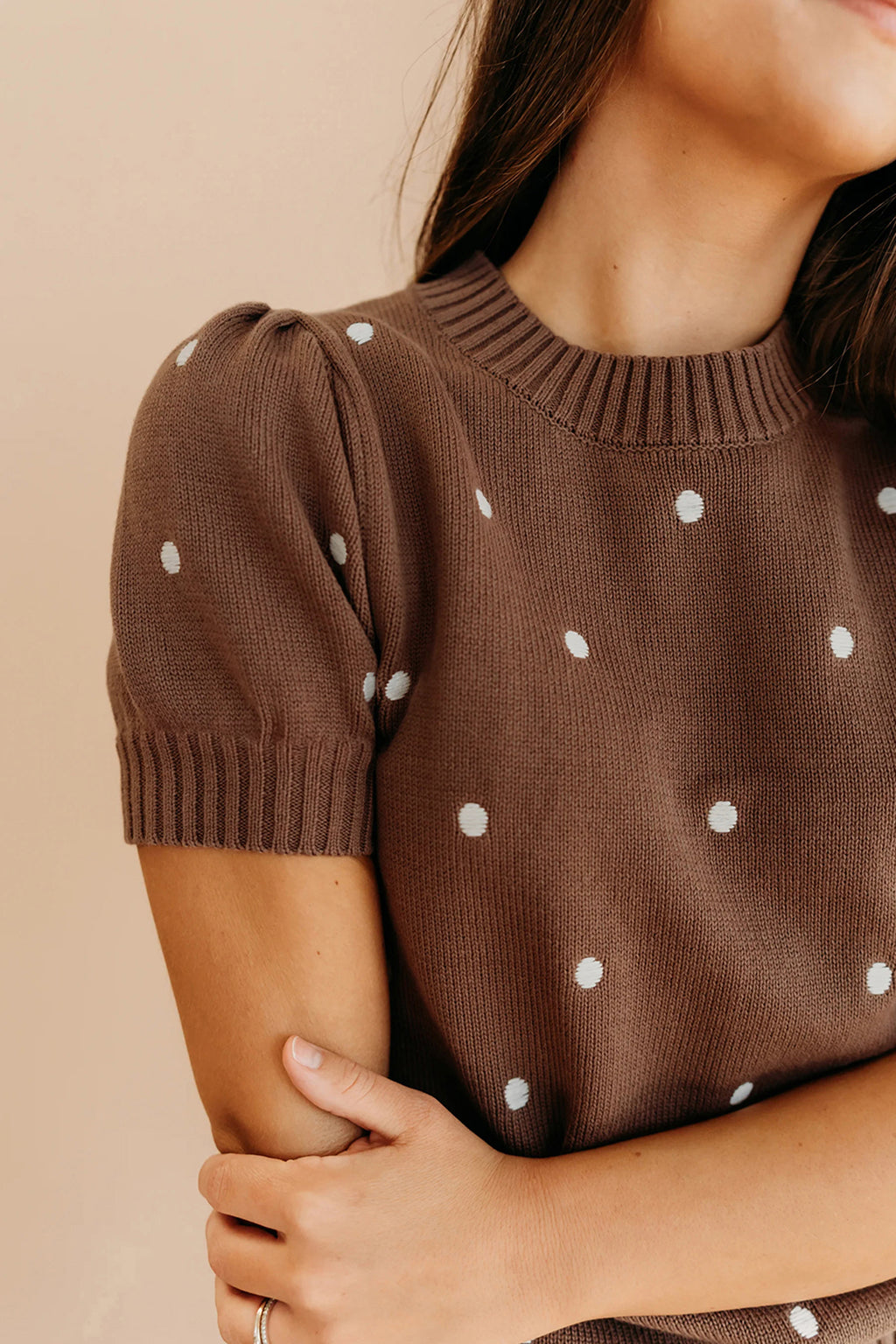 Pull Jaune Crème à Pois – Manches Courtes Bouffantes, Col Rond, Maille Légère
