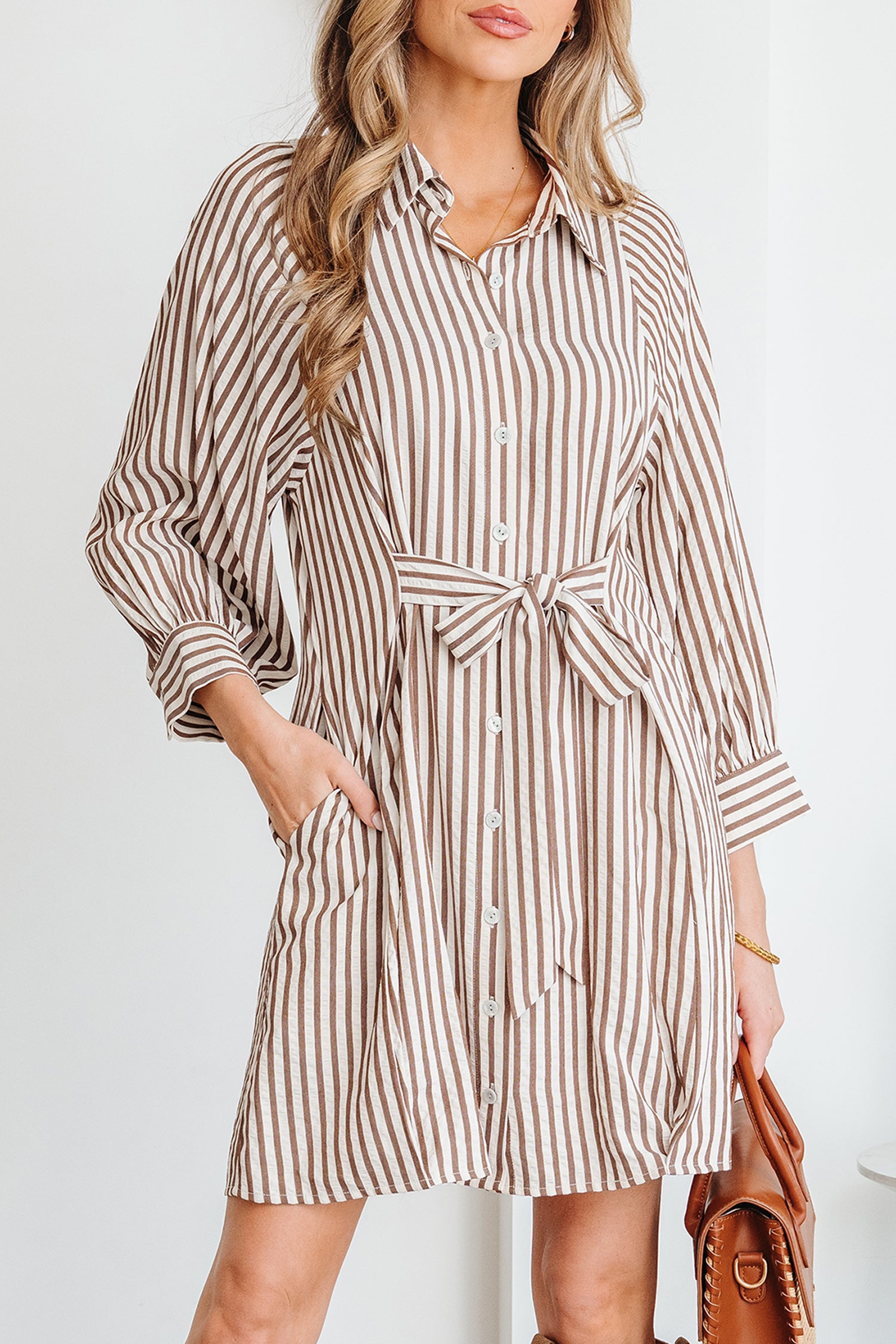 Robe chemise courte à rayures brunes — Taille nouée & manches bouffantes