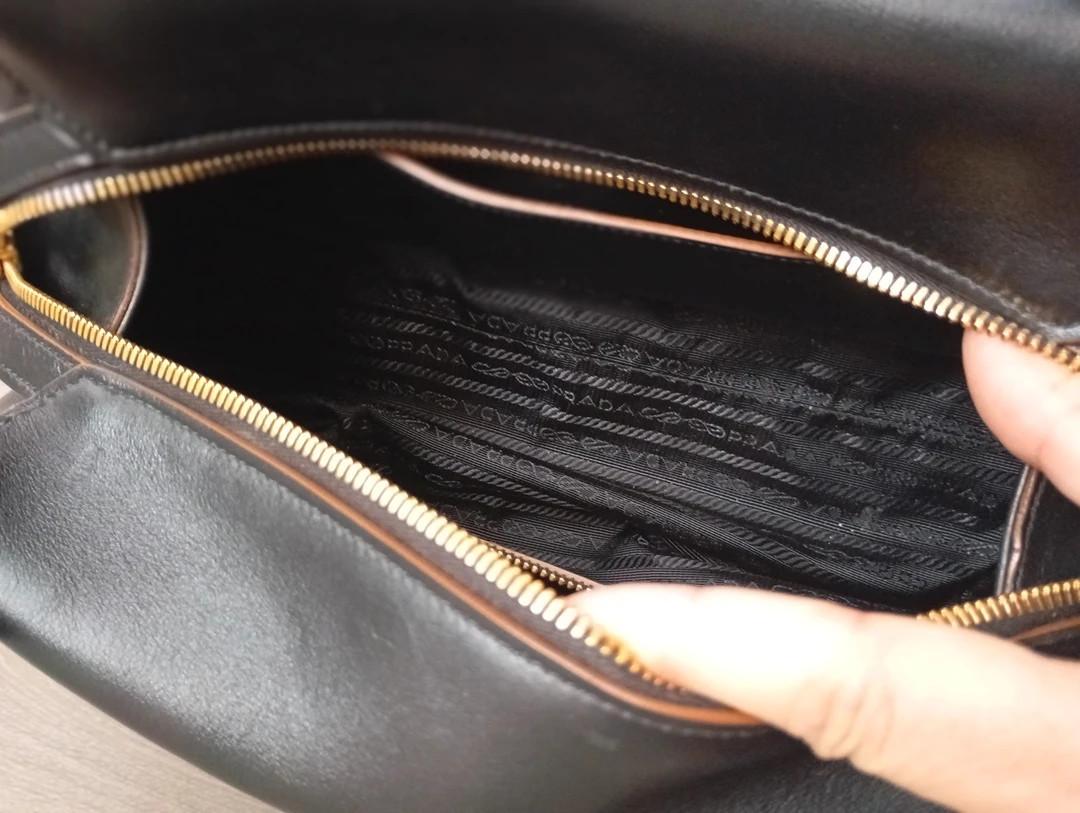 Sac à main Prada bandoulière - cuir - noir et marron - modèle Top Handle Vintage , collection Vitello Phoenix de Prada