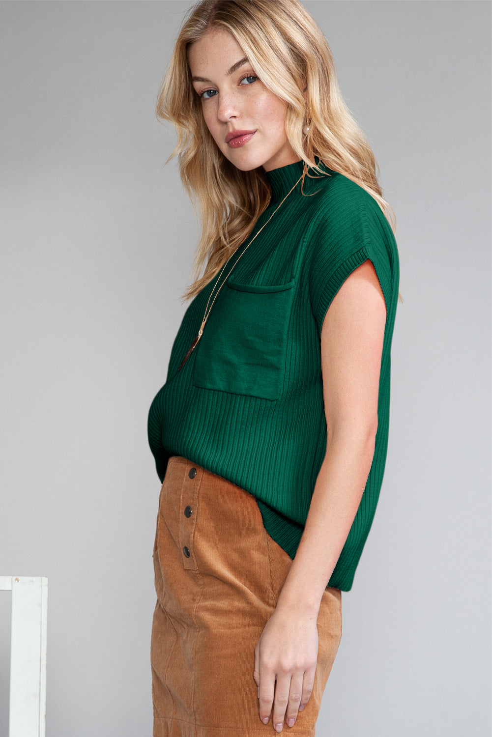 Pull Gris Maille Côtelée – Col Montant, Manches Courtes & Poche Plaquée