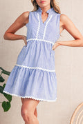 Robe Mini Sans Manches — Rayures Bleues, Col en V Cranté et Finitions Ric-Rac