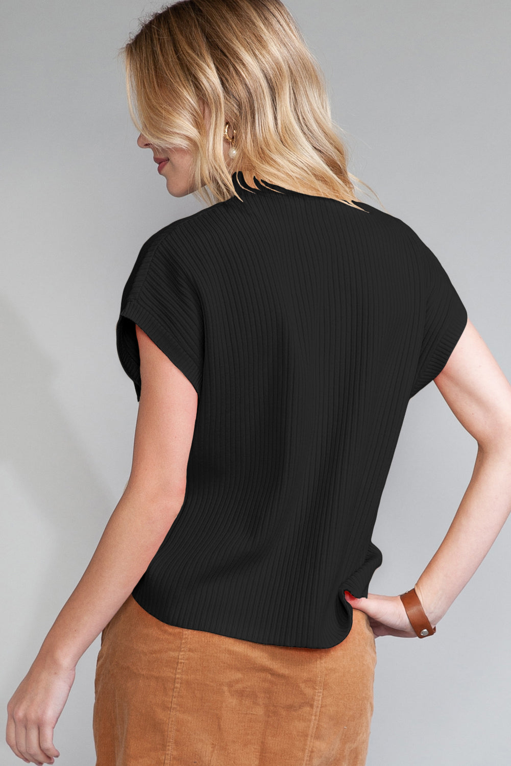 Pull Gris Maille Côtelée – Col Montant, Manches Courtes & Poche Plaquée