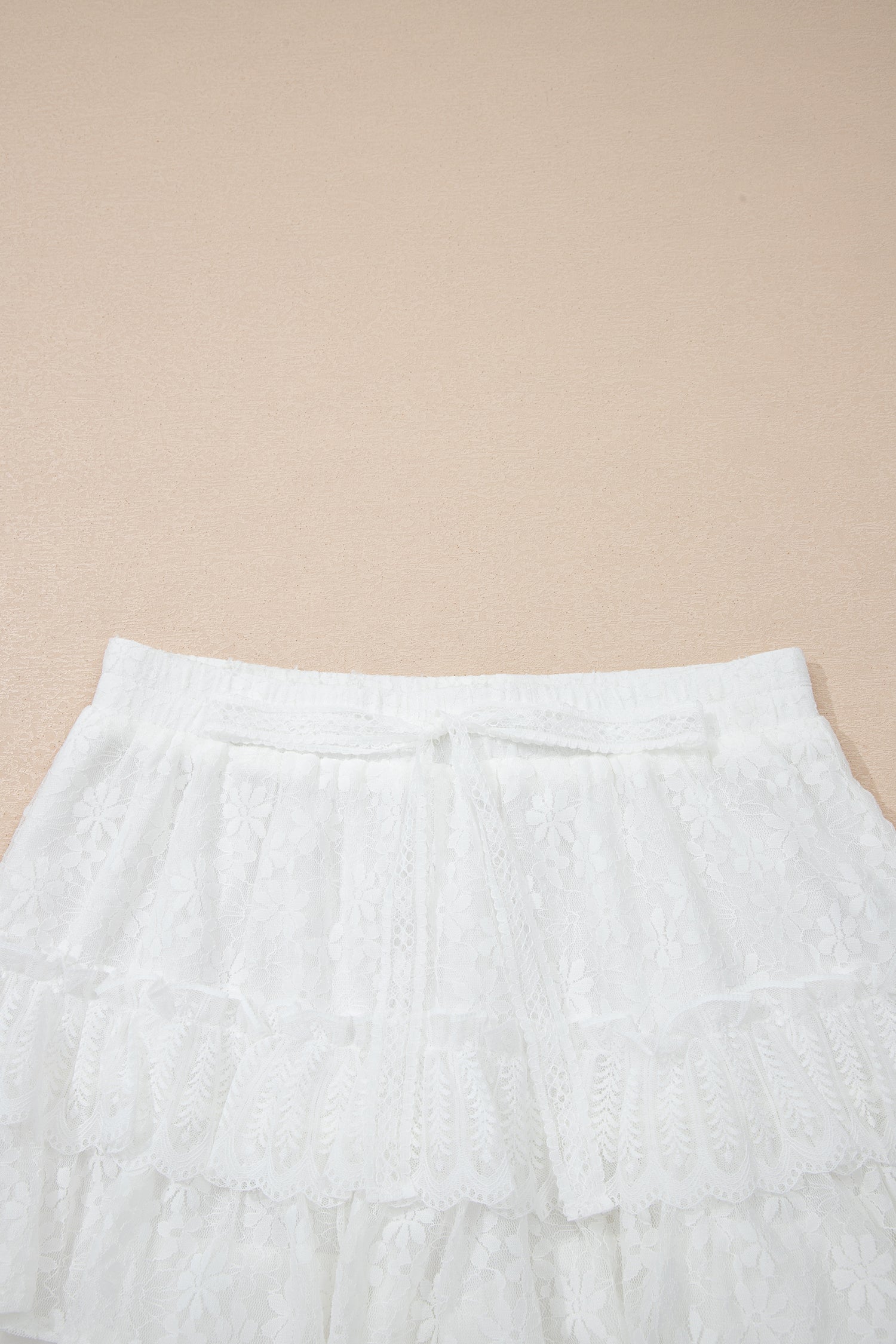 Shorty en dentelle à volants étagés — blanc, taille haute élastique