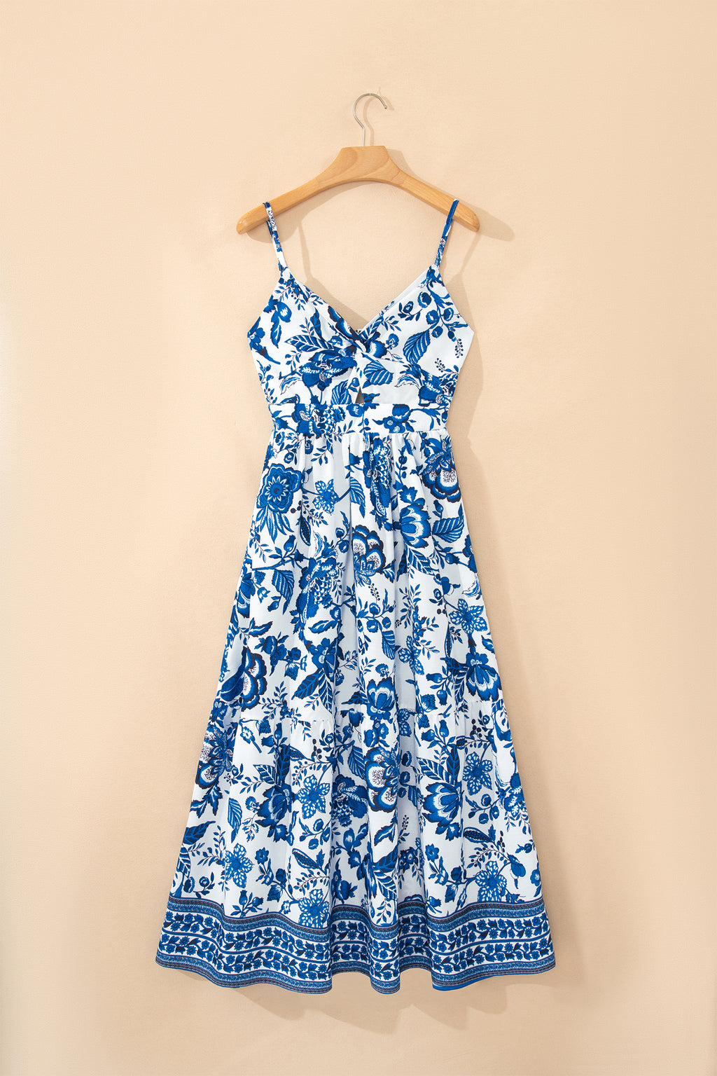 Robe longue bleue ciel à bretelles spaghetti, buste torsadé et imprimé floral