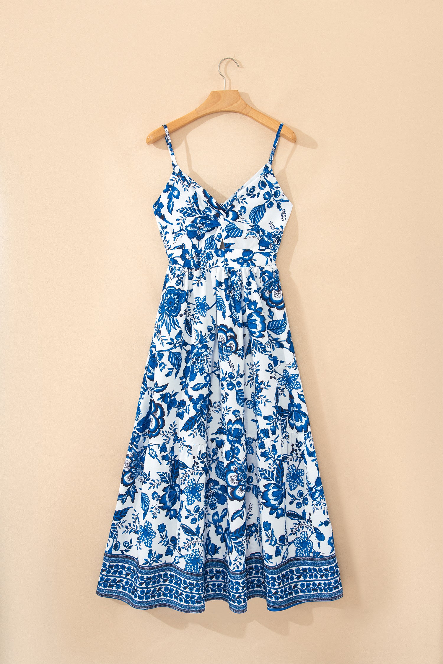 Robe longue bleue ciel à bretelles spaghetti, buste torsadé et imprimé floral