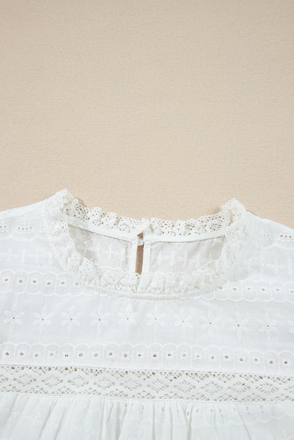 Chemisier Blanc à Col en Dentelle et Manches Papillon — Œillets