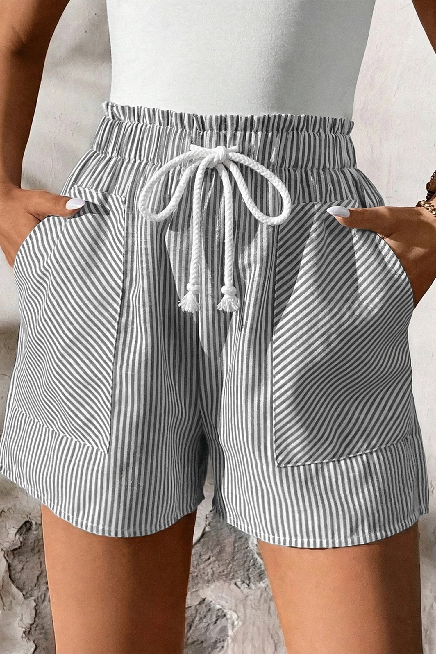 Short rayé gris taille haute à cordon lacé et poches — jambes larges, 75% coton