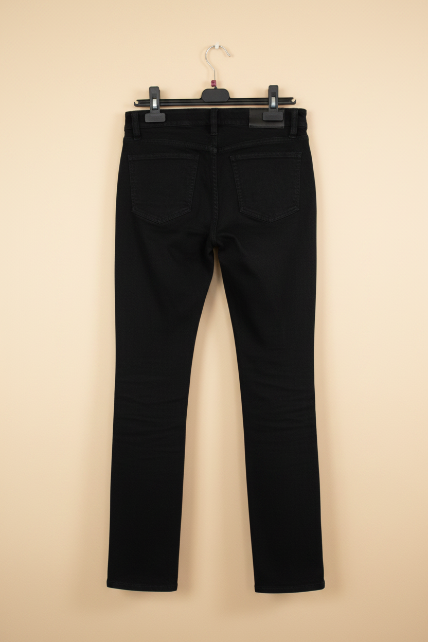 Pantalon noir – fond beige photo 1