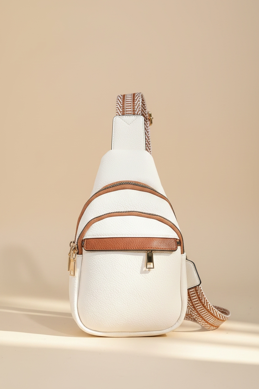 Sac sling blanc — photo studio fond beige
